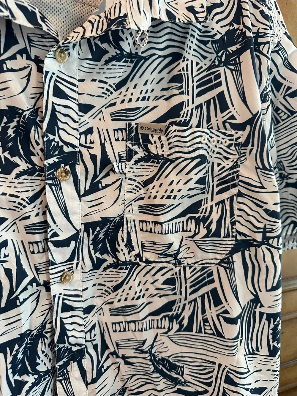 COLUMBIA Men's Short-Sleeve Vented Printed Shirt in Navy and White - Picture 3 of 4